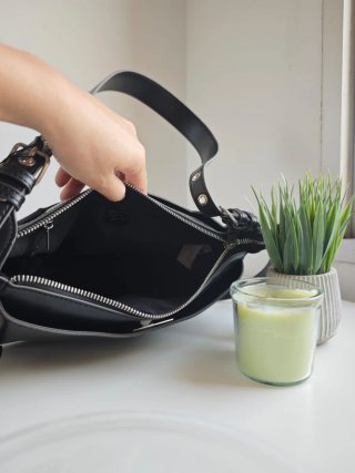 Bolso negro con detalle metálico
