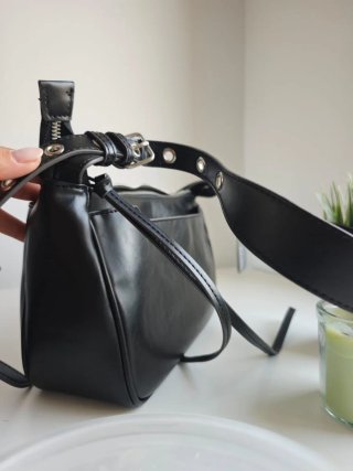 Bolso negro con detalle metálico