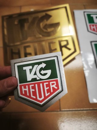 Placa TAG Heuer Dorada