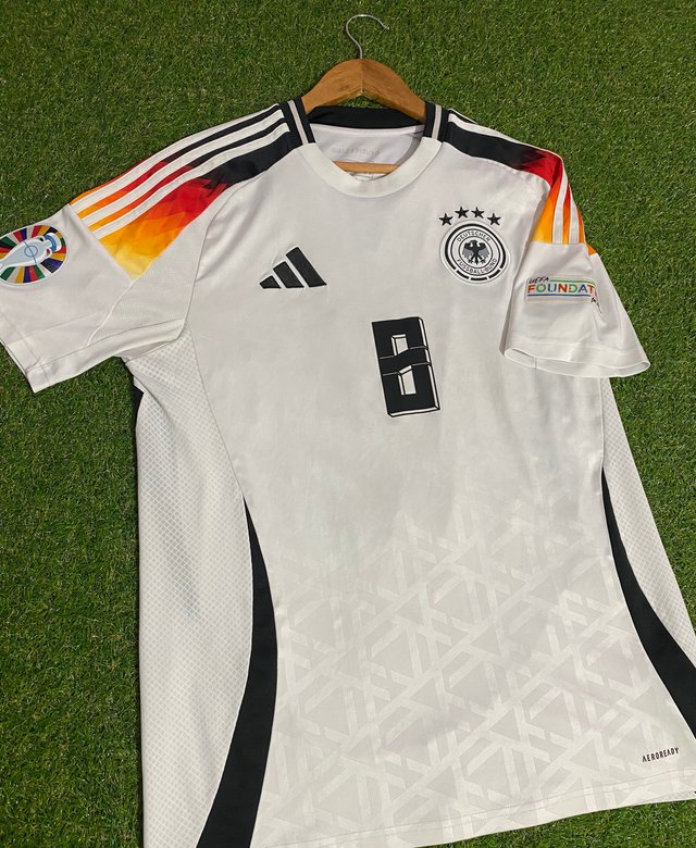 Camiseta blanquinegra  dorsal 8 - talla L 2024/25