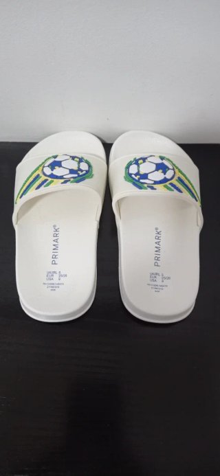 Sandalias  blancas con balón de fútbol