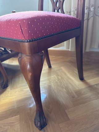 Silla de madera con asiento rojo