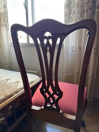 Silla de madera con asiento rojo
