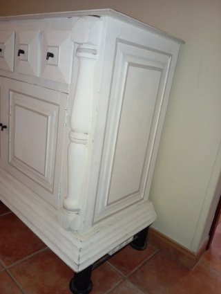 Mueble de madera maciza blanco