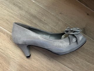 Zapatos de tacón grises con flor
