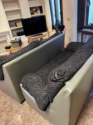Sofá de tela gris y negro