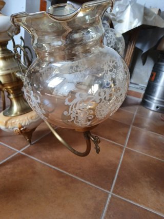 Lámpara de techo dorada y cristal