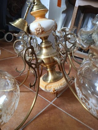 Lámpara de techo dorada y cristal