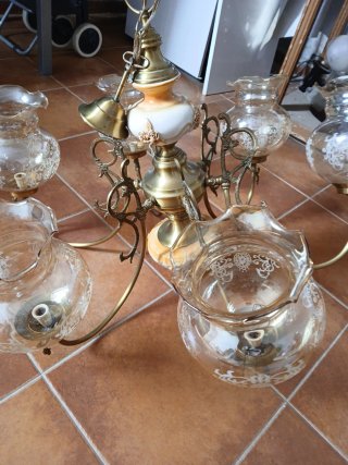 Lámpara de techo dorada y cristal