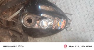 Tanque de moto negro con pegatina