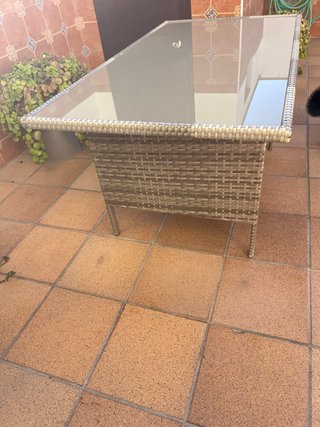 Mesa de jardín de mimbre y cristal