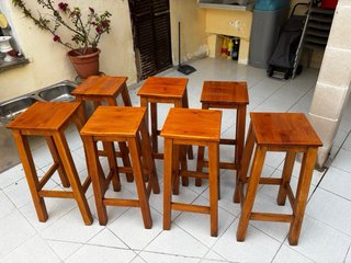 Taburetes altos de madera  60€ cada uno