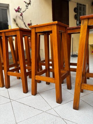 Taburetes altos de madera  60€ cada uno