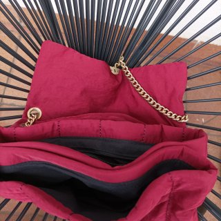 Bolso grande acolchado con cadena dorada