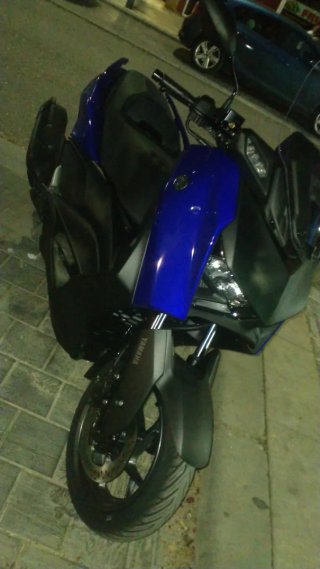 Yamaha XMaxi Scooter Azul y Negro Automática