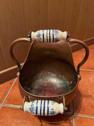 Carbonera antigua cobre con asas de porcelana