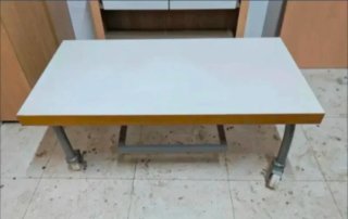 Mesa baja con ruedas