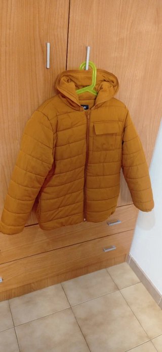 Chaqueta Kiabi color mostaza de talla 10 años