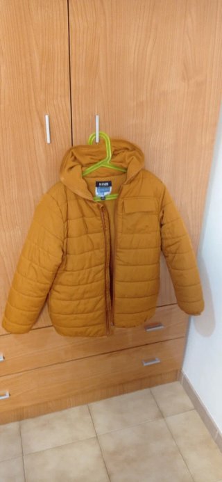 Chaqueta Kiabi color mostaza de talla 10 años