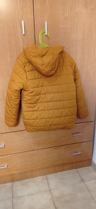 Chaqueta Kiabi color mostaza de talla 10 años