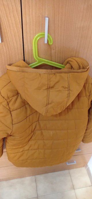 Chaqueta Kiabi color mostaza de talla 10 años