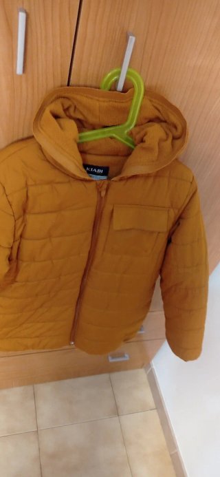 Chaqueta Kiabi color mostaza de talla 10 años