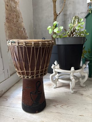Yembé artesanal de madera.