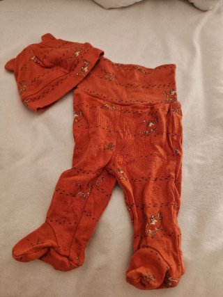 Conjunto bebé 0-3 meses: gorro y polainas rey leon