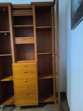 Bonito mueble vitrina de madera y cristal