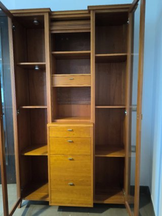 Bonito mueble vitrina de madera y cristal