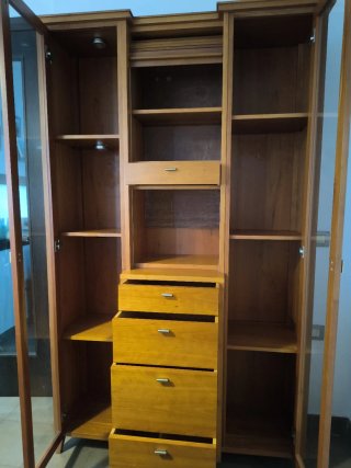 Bonito mueble vitrina de madera y cristal