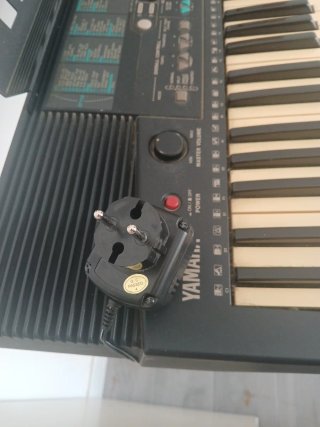 Teclado Yamaha con soporte