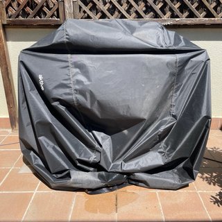 Barbacoa a gas negra con funda