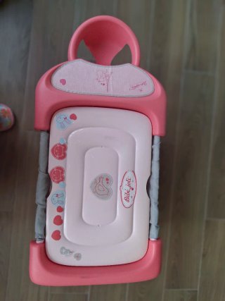 Cuna de muñecas rosa