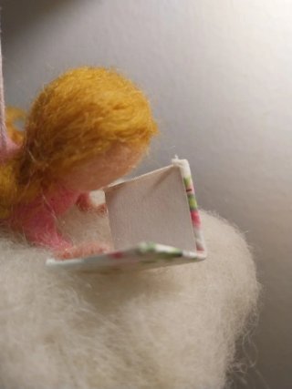 Bambina lettrice su nuvola lana Waldorf