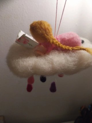 Bambina lettrice su nuvola lana Waldorf