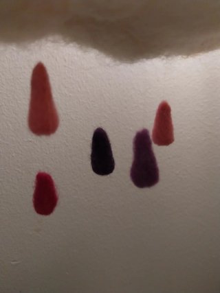 Bambina lettrice su nuvola lana Waldorf