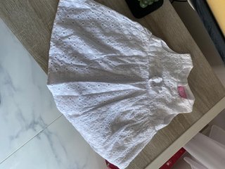Vestido blanco de niña con encaje