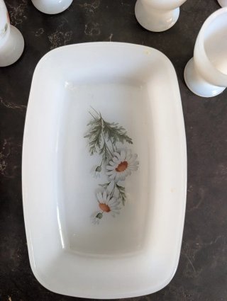 Arcopal Hueveras Flores (7unidades) y platos