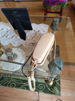 Teléfono antiguo beige con dial giratorio