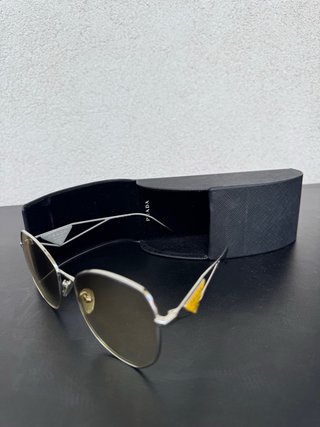 Gafas de sol Prada plateadas y amarillas