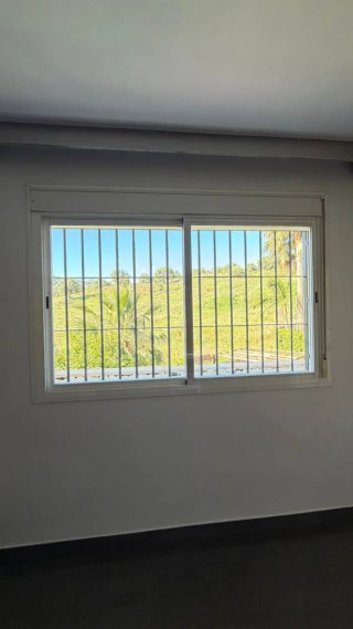 Ventana corredera con mosquitera y persiana