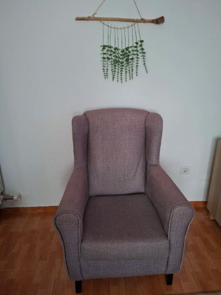 Butaca gris de tela y madera