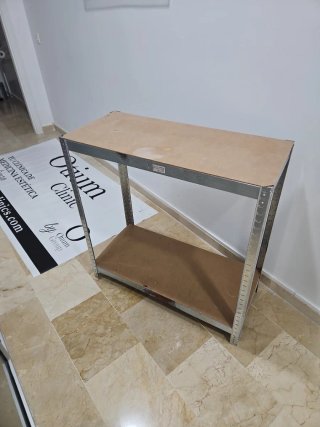 Estantería metálica con baldas de madera
