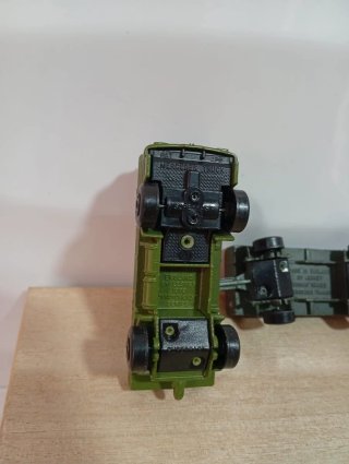 Camión Mercedes Ejército Matchbox con Remolque