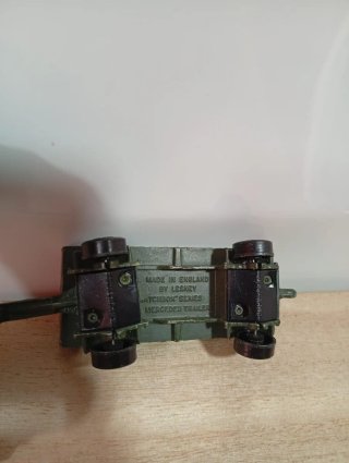 Camión Mercedes Ejército Matchbox con Remolque