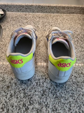 Zapatillas Asics blancas con detalles azul y neón