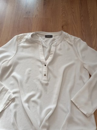 Blusa blanca manga larga talla L y pulsera cuero.