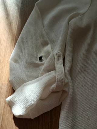 Blusa blanca manga larga talla L y pulsera cuero.