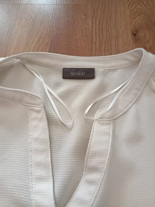 Blusa blanca manga larga talla L y pulsera cuero.